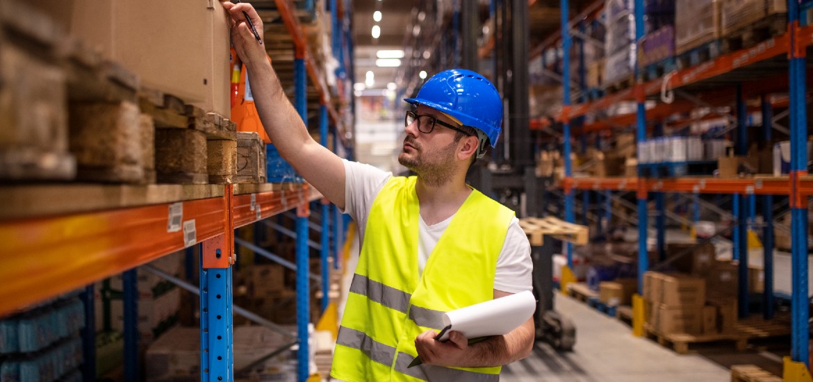 Поставщик поставляет. Аутсорсинг склада. Фото рабочих склада на улице. 1logistik. Training Warehouse stock image -Sport.